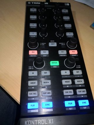 Controlador DJ Traktor Kontrol X1