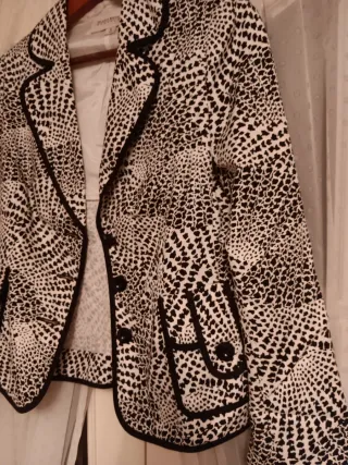 Dos chaquetas de vestir estampadas