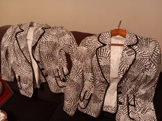 Dos chaquetas de vestir estampadas
