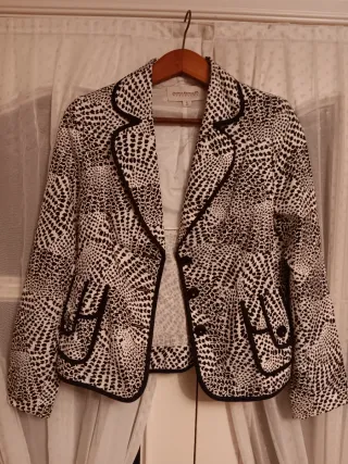 Dos chaquetas de vestir estampadas