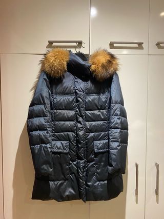 Abrigo plumón CBY negro con capucha.