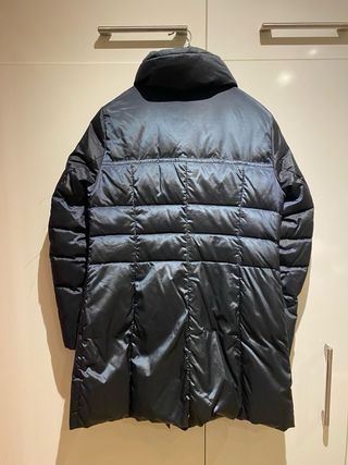 Abrigo plumón CBY negro con capucha.