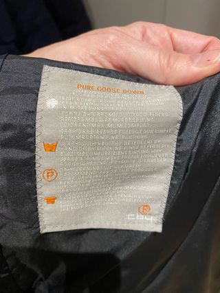 Abrigo plumón CBY negro con capucha.