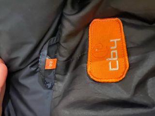 Abrigo plumón CBY negro con capucha.