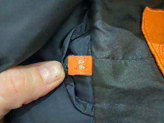 Abrigo plumón CBY negro con capucha.