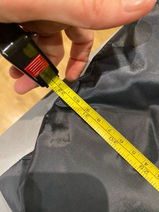 Abrigo plumón CBY negro con capucha.