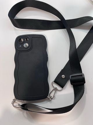 Funda iPhone 13 con correa negra