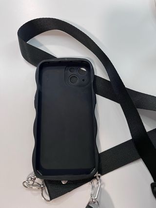 Funda iPhone 13 con correa negra