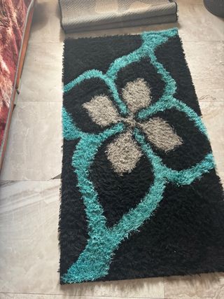 Alfombra de dormitorio negra y turquesa