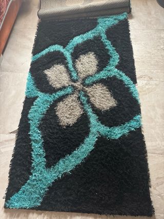 Alfombra de dormitorio negra y turquesa