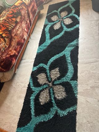 Alfombra de dormitorio negra y turquesa