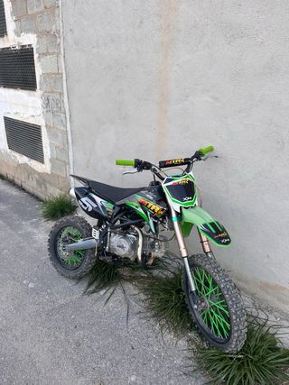 Moto de cross negra y verde mtr 140cc