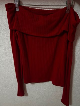 Jersey rojo hombros descubiertos