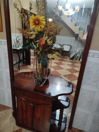 Mueble de entrada de madera y cristal