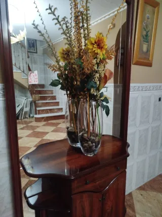 Mueble de entrada de madera y cristal