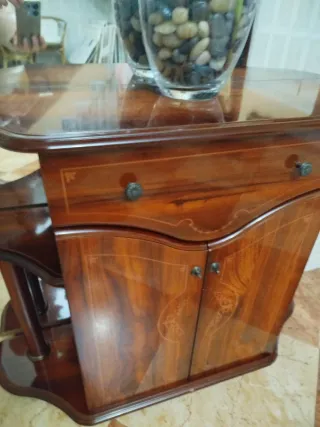 Mueble de entrada de madera y cristal