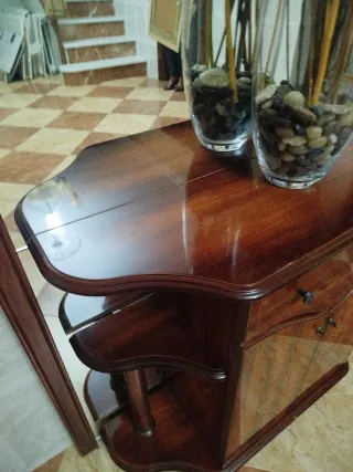 Mueble de entrada de madera y cristal