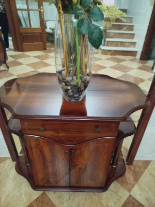 Mueble de entrada de madera y cristal