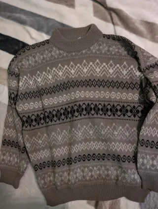 Jersey de punto marrón con estampado de cenefas