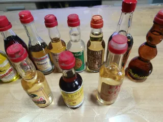 Collezione di 15 mini bottiglie di liquore antiche