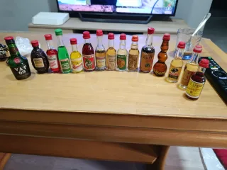Collezione di 15 mini bottiglie di liquore antiche