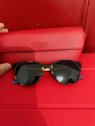 Gafas de sol Guess negras y marrones