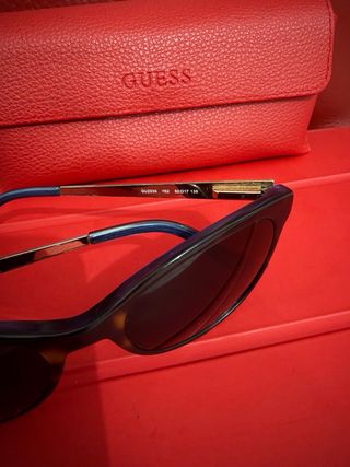 Gafas de sol Guess negras y marrones