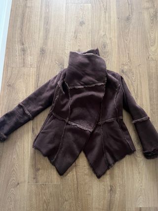 Abrigo marrón de ante con borreguito