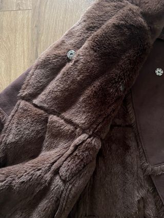 Abrigo marrón de ante con borreguito