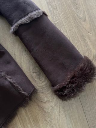 Abrigo marrón de ante con borreguito