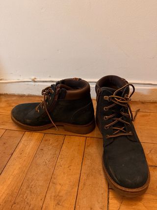 Botas azules con cordones