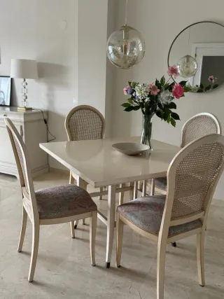 Mesa comedor y 4 sillas estilo clásico