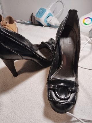 Zapatos tacón Guess by Marciano negros, muy bonito