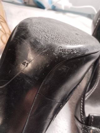Zapatos tacón Guess by Marciano negros, muy bonito