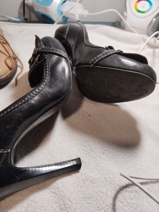 Zapatos tacón Guess by Marciano negros, muy bonito