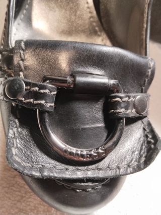Zapatos tacón Guess by Marciano negros, muy bonito