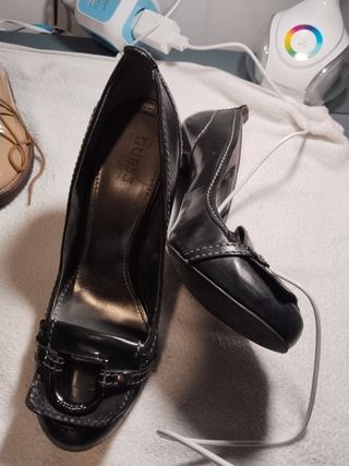 Zapatos tacón Guess by Marciano negros, muy bonito