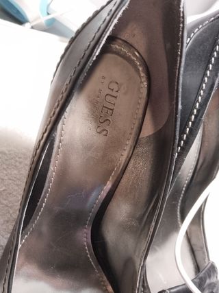Zapatos tacón Guess by Marciano negros, muy bonito