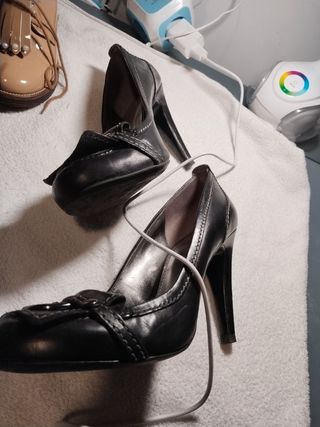 Zapatos tacón Guess by Marciano negros, muy bonito