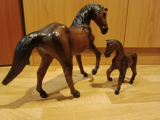 Antigua pareja de caballos de piel cuero repujado