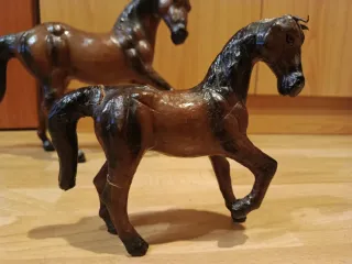 Antigua pareja de caballos de piel cuero repujado