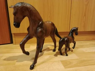 Antigua pareja de caballos de piel cuero repujado