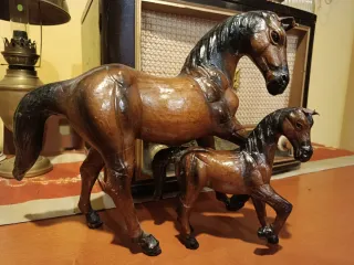 Antigua pareja de caballos de piel cuero repujado