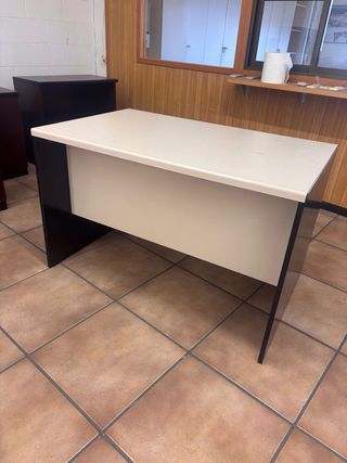 Mesa de oficina escritorio beige y negro