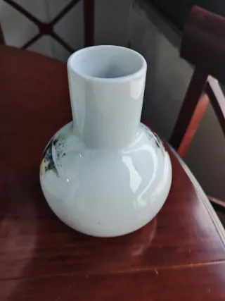 Jarrón de porcelana con diseño de mujer