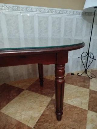 Mesa de comedor de madera y cristal
