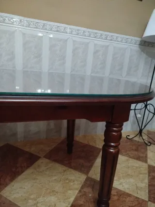 Mesa de comedor de madera y cristal