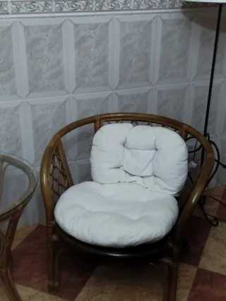 Conjunto mesa y sillas ratán y cristal