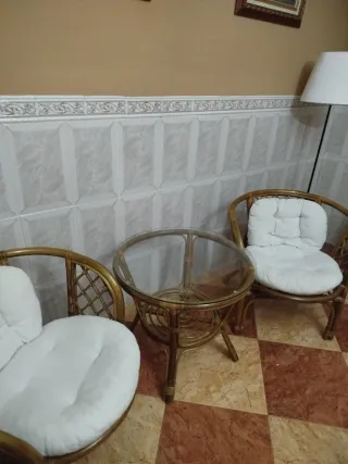 Conjunto mesa y sillas ratán y cristal
