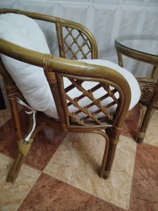 Conjunto mesa y sillas ratán y cristal